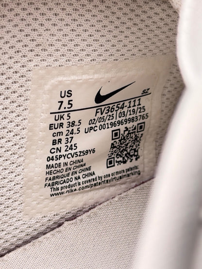 Nike Air Force 1 Low Mini Gold Swooshes, buty sportowe damskie w bardzo dobrym stanie rozmiar 38.5, etykieta z kodem modelu FV3654-111