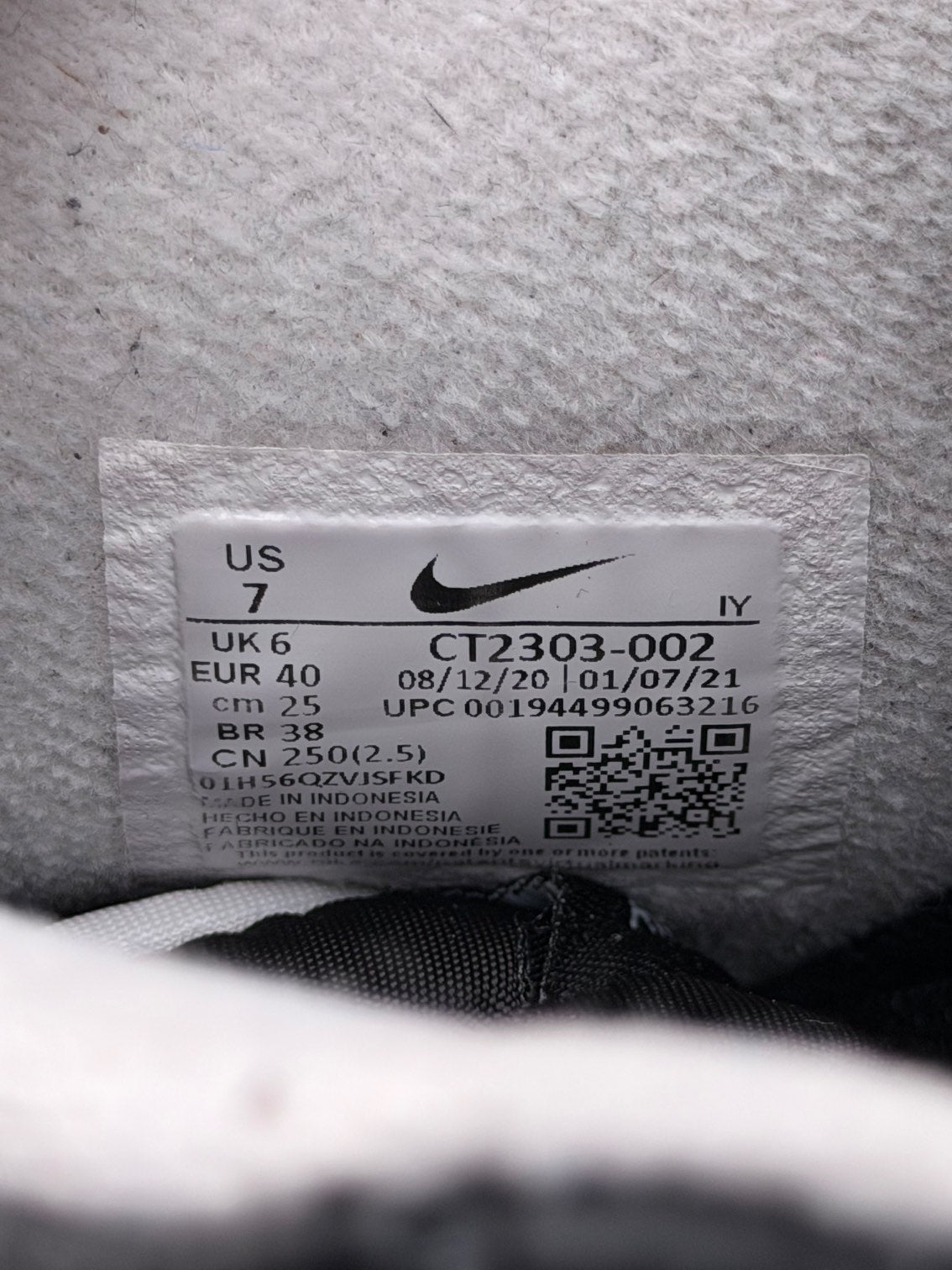 Nike Air Force 1 High Yin, buty sportowe damskie w bardzo dobrym stanie rozmiar 40, etykieta z kodem modelu CT2303-002