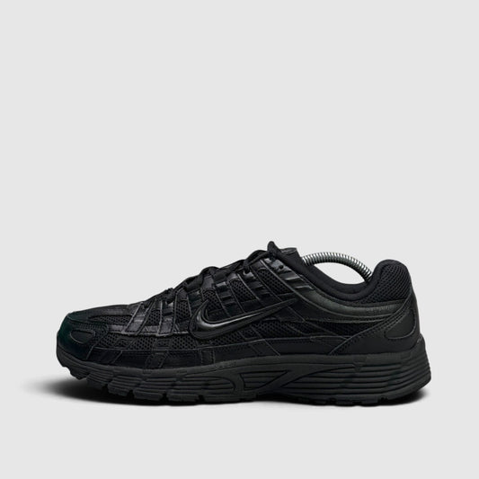 Nike P-6000 Black, buty sportowe męskie w bardzo dobrym stanie rozmiar 44, boczny profil, lewa strona