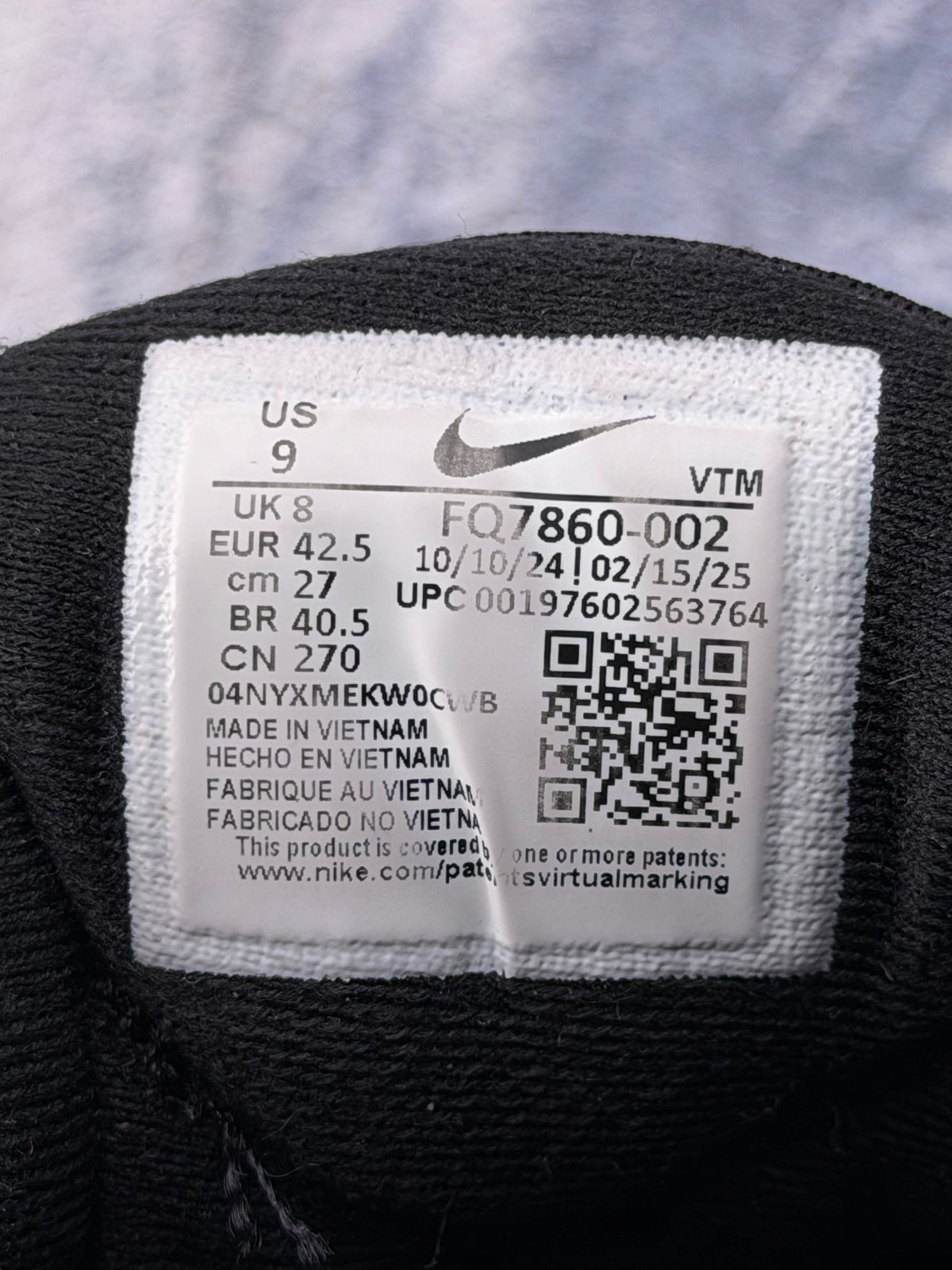Nike Air Max DN8 Triple Black, buty sportowe męskie w dobrym stanie rozmiar 42.5, etykieta z kodem modelu FQ7860-002