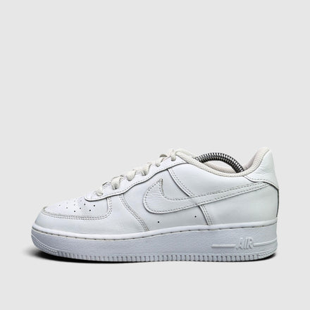 Nike Air Force 1 Low Triple White, buty sportowe damskie w bardzo dobrym stanie rozmiar 38.5, boczny profil, lewa strona
