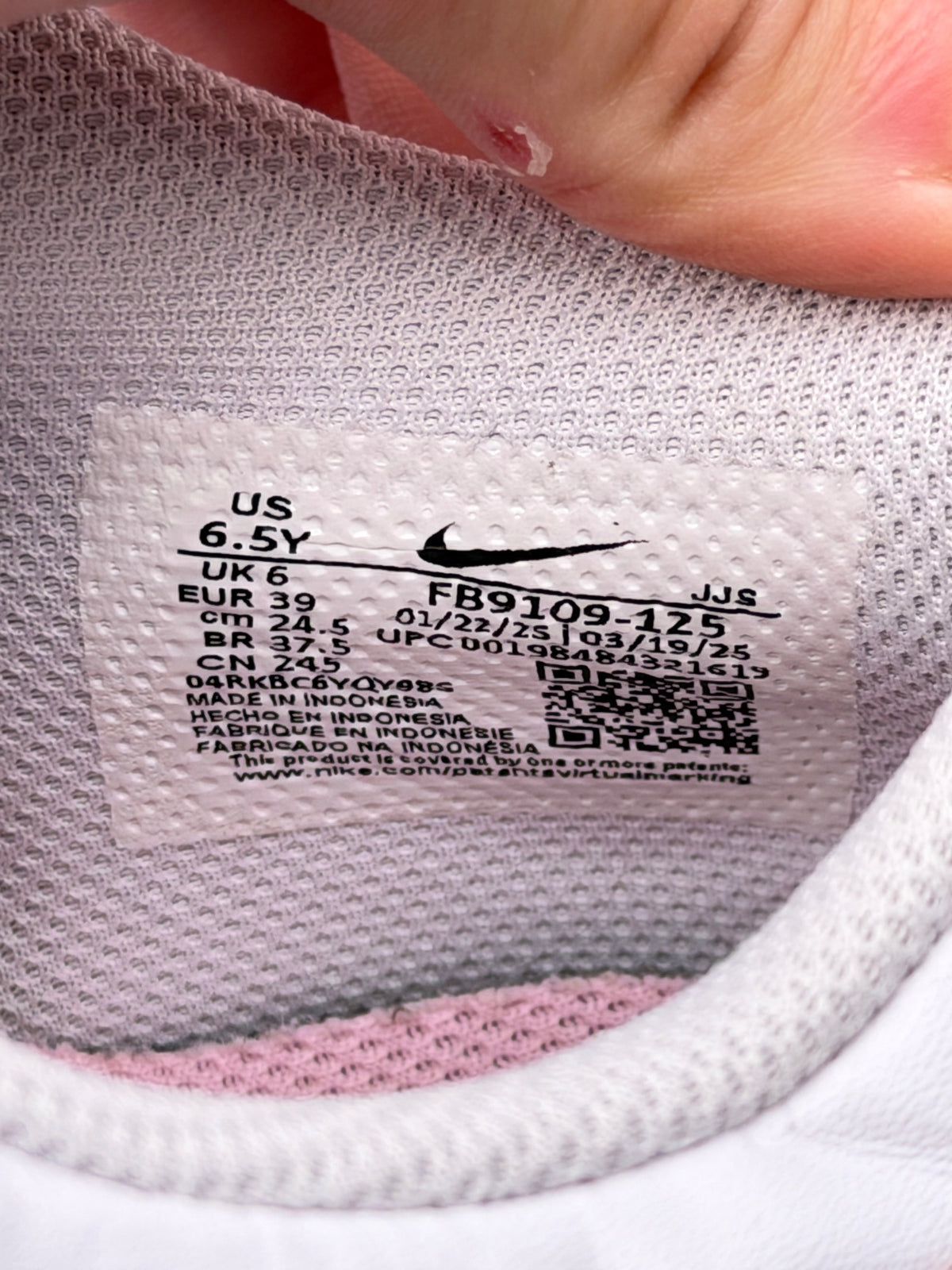Nike Dunk Low Medium Soft Pink, buty sportowe damskie w bardzo dobrym stanie rozmiar 39, etykieta z kodem modelu FB9109-125