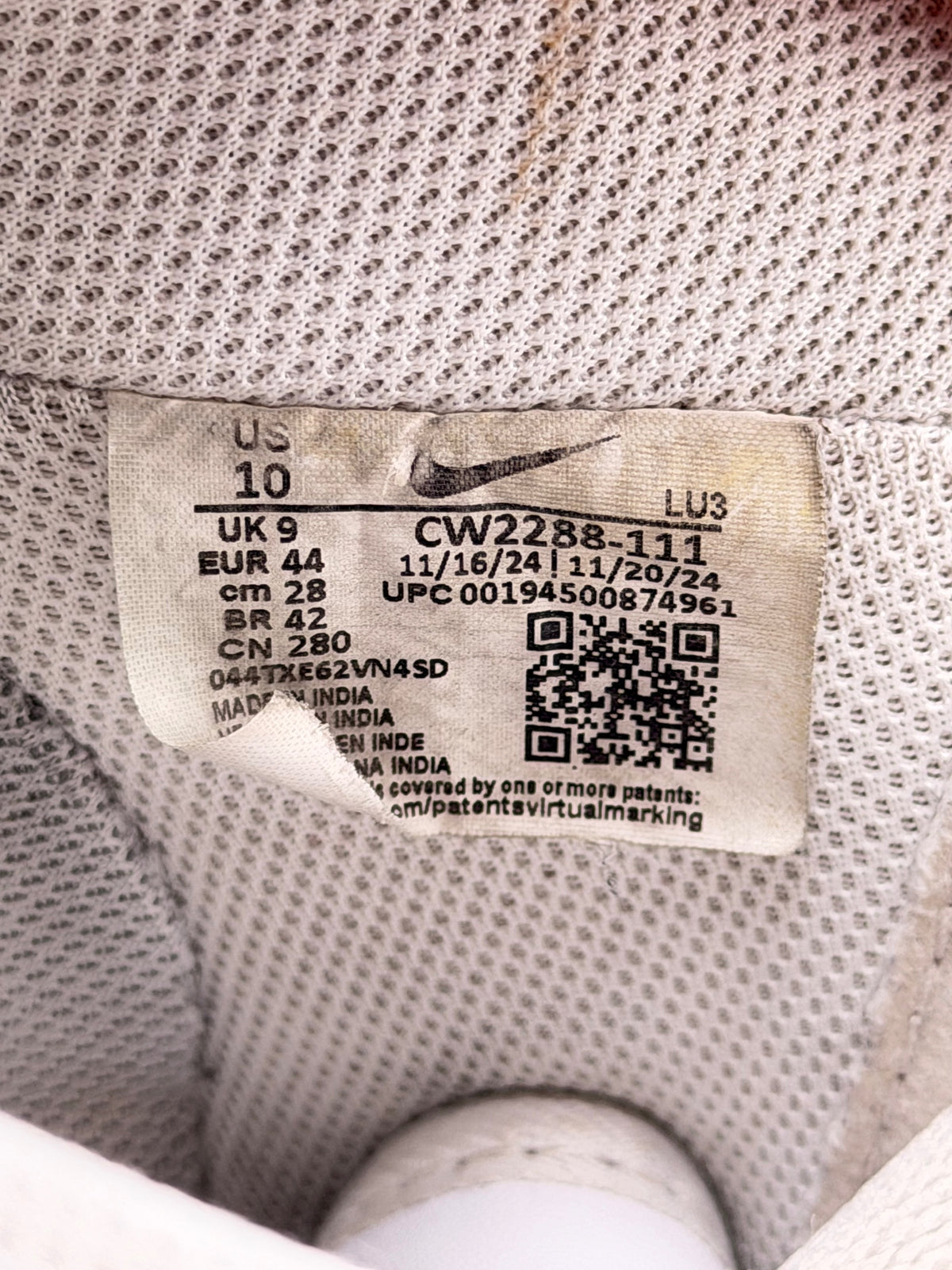 Nike Air Force 1 Low Triple White, buty sportowe męskie w dobrym stanie rozmiar 44, etykieta z kodem modelu CW2288-111