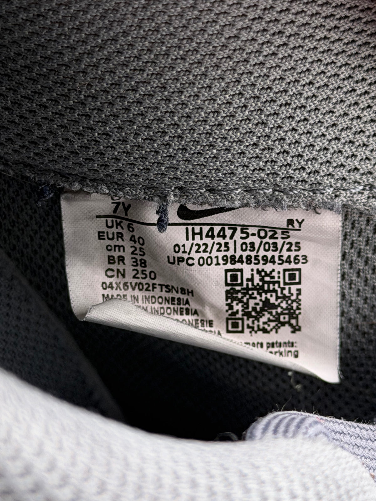 Nike Air Force 1 Low, buty sportowe damskie w bardzo dobrym stanie rozmiar 40, etykieta z kodem modelu IH4475-025