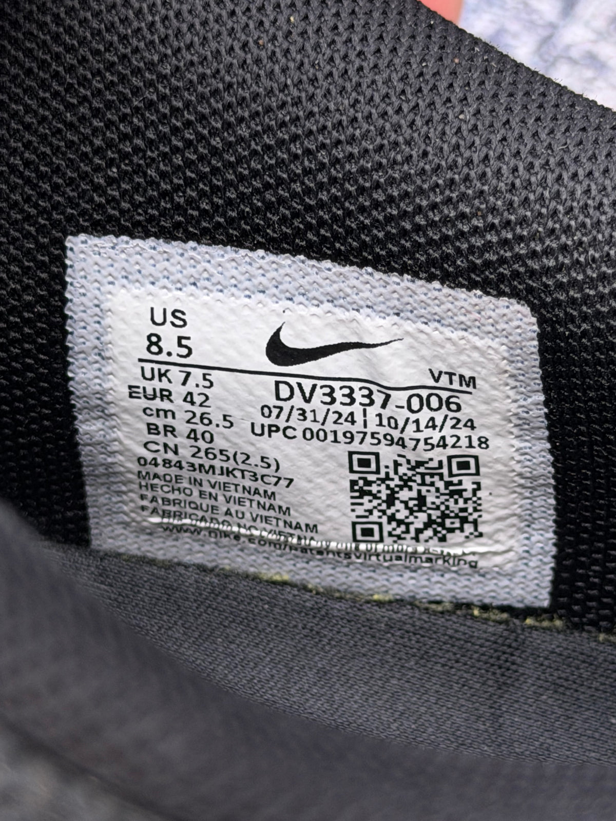 Nike Air Max DN Black Metallic Grey, buty sportowe męskie w bardzo dobrym stanie rozmiar 42, etykieta z kodem modelu DV3337-006