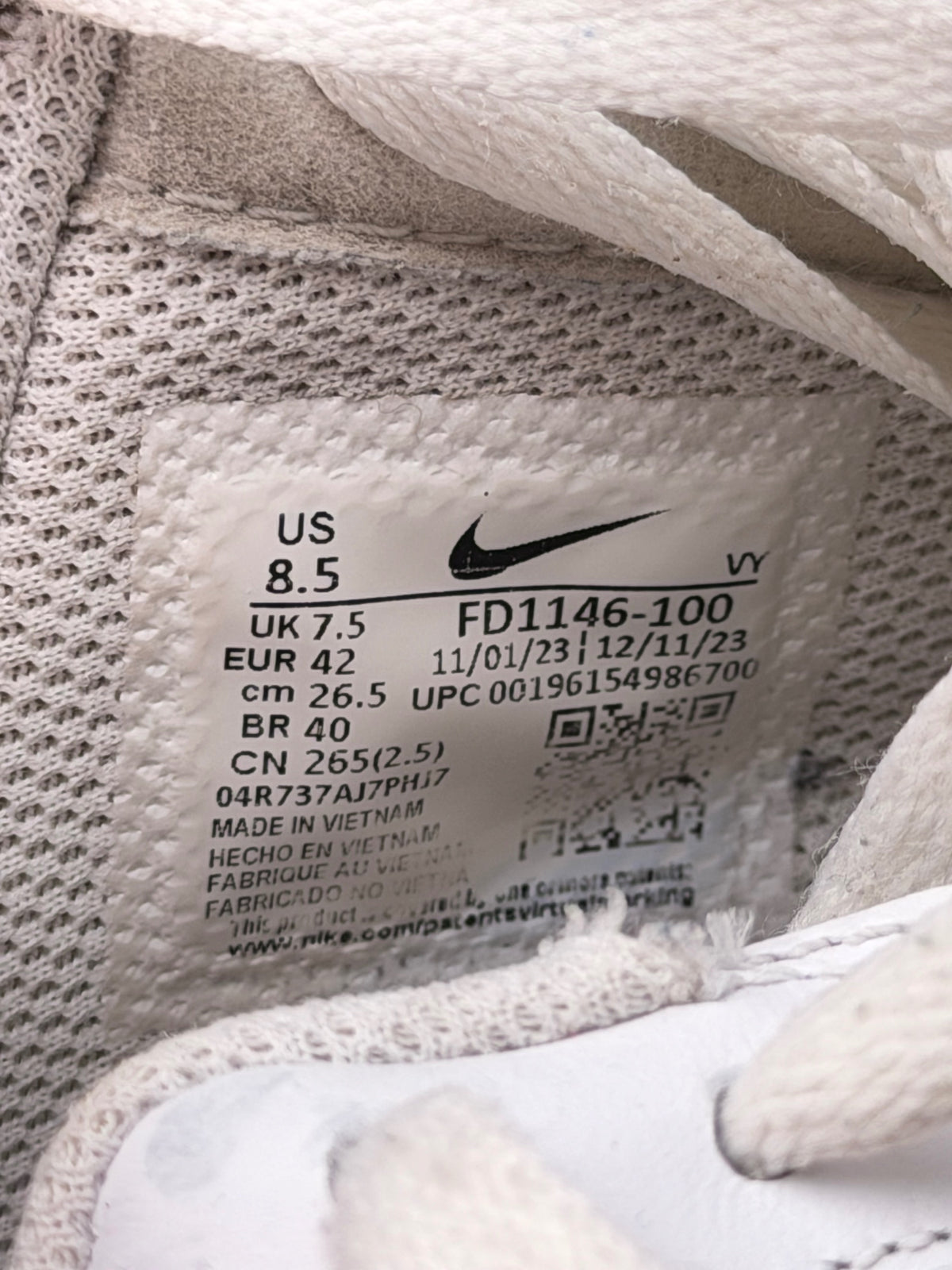 Nike Air Force 1 Low FlyEase Triple White, buty sportowe męskie w bardzo dobrym stanie rozmiar 42, etykieta z kodem modelu FD1146-100
