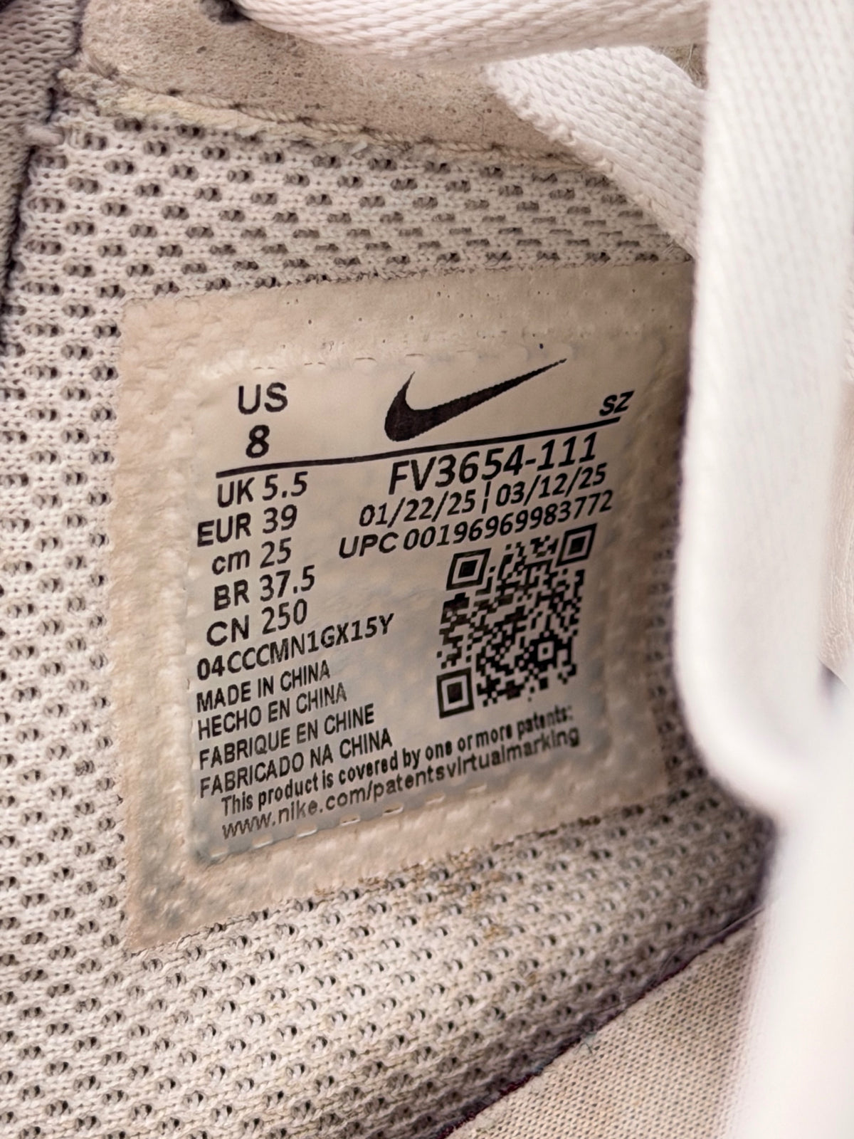 Nike Air Force 1 Low Mini Gold Swooshes, buty sportowe damskie w bardzo dobrym stanie rozmiar 39, etykieta z kodem modelu FV3654-111