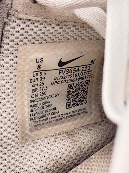 Nike Air Force 1 Low Mini Gold Swooshes, buty sportowe damskie w bardzo dobrym stanie rozmiar 39, etykieta z kodem modelu FV3654-111