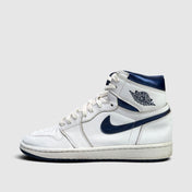 Nike Air Jordan 1 Retro High OG Metallic Navy, buty sportowe męskie w bardzo dobrym stanie rozmiar 42, boczny profil, lewa strona