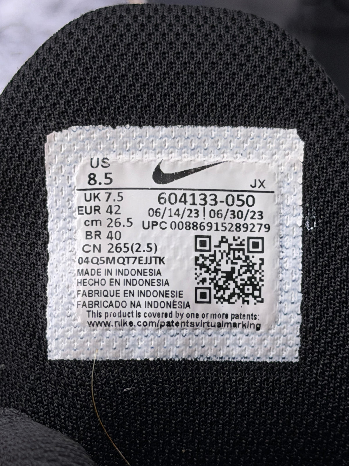 Nike Air Max Plus Triple Black, buty sportowe męskie w bardzo dobrym stanie rozmiar 42, etykieta z kodem modelu 604133-050