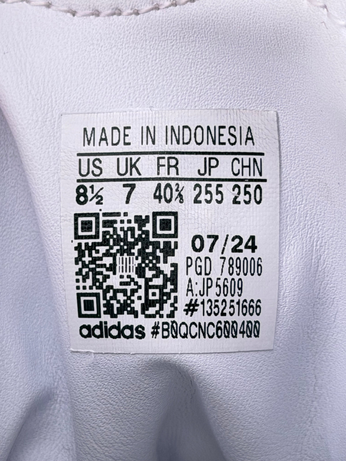 Adidas Sambae White Wonder Blue, buty sportowe damskie w bardzo dobrym stanie rozmiar 40 2/3, etykieta z kodem modelu JP5609