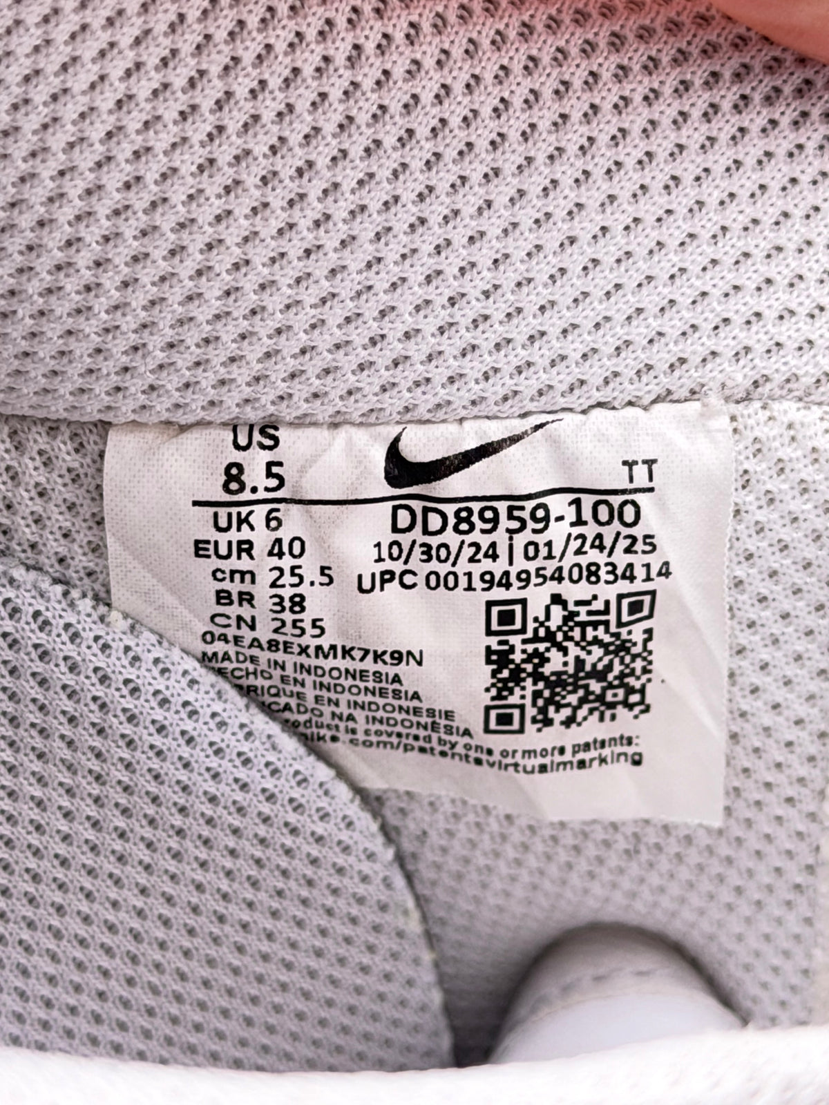 Nike Air Force 1 Low Triple White, buty sportowe damskie w bardzo dobrym stanie rozmiar 40, etykieta z kodem modelu DD8959-100