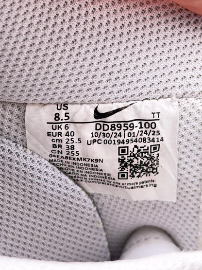 Nike Air Force 1 Low Triple White, buty sportowe damskie w bardzo dobrym stanie rozmiar 40, etykieta z kodem modelu DD8959-100