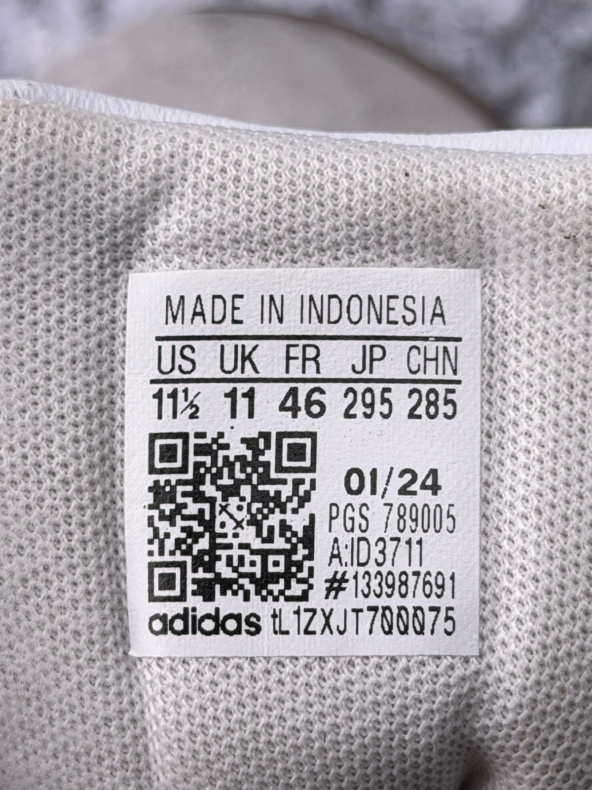 Adidas VL Court Base White Black, buty sportowe męskie w bardzo dobrym stanie rozmiar 46, etykieta z kodem modelu ID3711