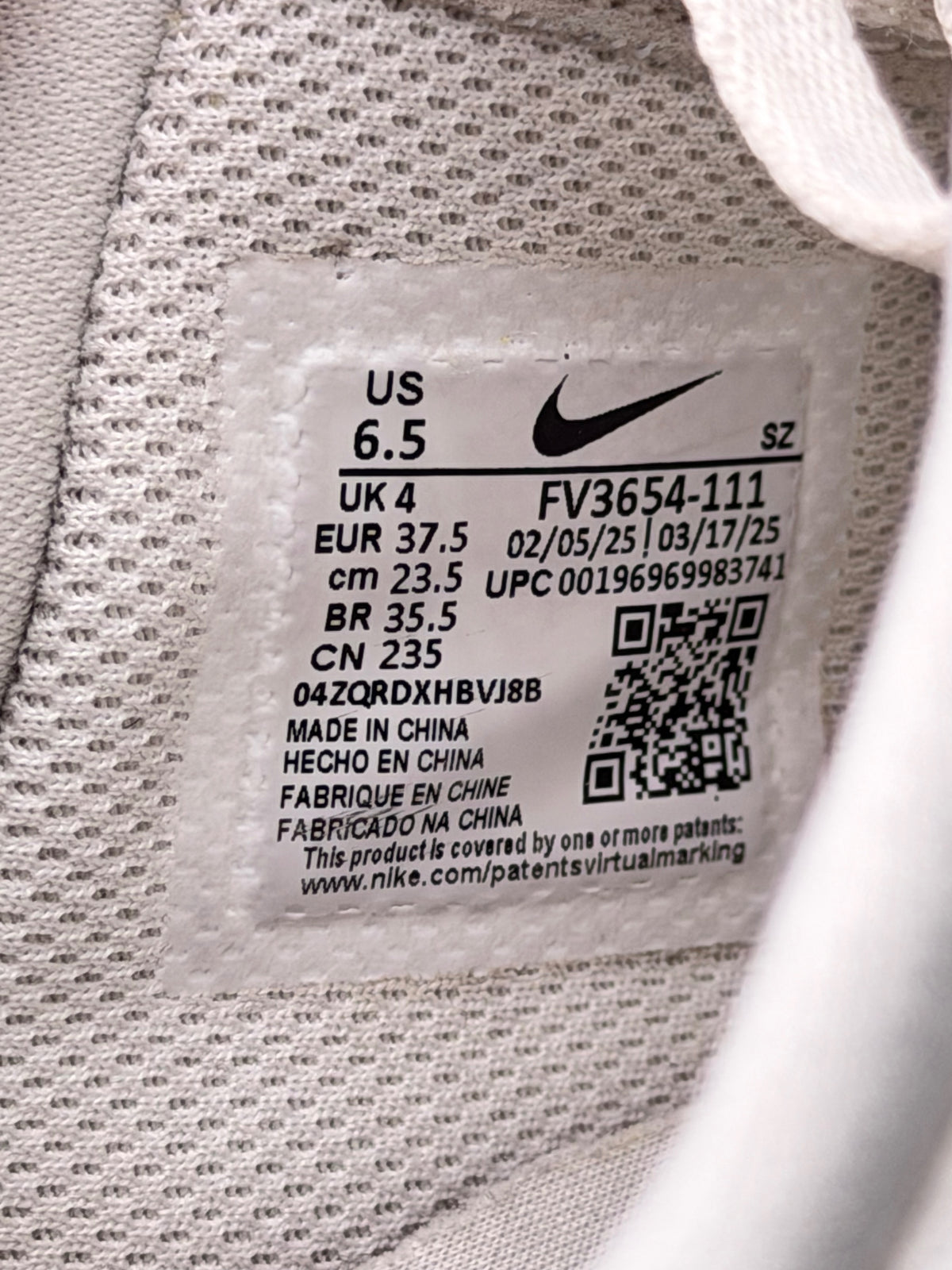 Nike Air Force 1 Low Mini Gold Swooshes, buty sportowe damskie w bardzo dobrym stanie rozmiar 37.5, etykieta z kodem modelu FV3654-111