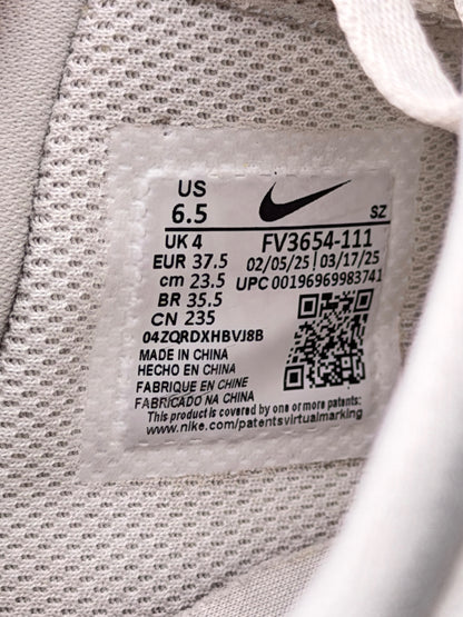 Nike Air Force 1 Low Mini Gold Swooshes, buty sportowe damskie w bardzo dobrym stanie rozmiar 37.5, etykieta z kodem modelu FV3654-111