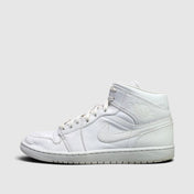 Nike Air Jordan 1 Mid Triple White, buty sportowe męskie w bardzo dobrym stanie rozmiar 44.5, boczny profil, lewa strona