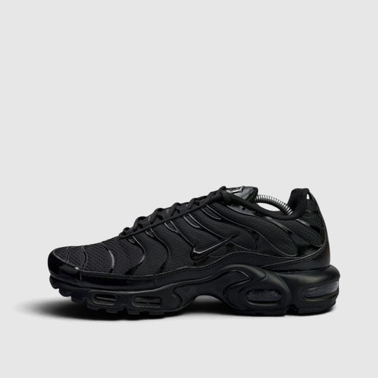 Nike Air Max Plus Triple Black, buty sportowe męskie w bardzo dobrym stanie rozmiar 44.5, boczny profil, lewa strona