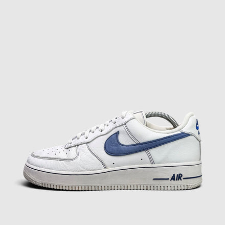Nike Air Force 1 '07 LV8 White/Deep Royal Blue, buty sportowe męskie w bardzo dobrym stanie rozmiar 43, boczny profil, lewa strona