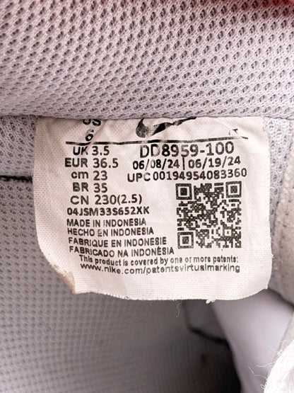 Nike Air Force 1 Low Triple White, buty sportowe damskie w dobrym stanie rozmiar 36.5, etykieta z kodem modelu DD8959-100