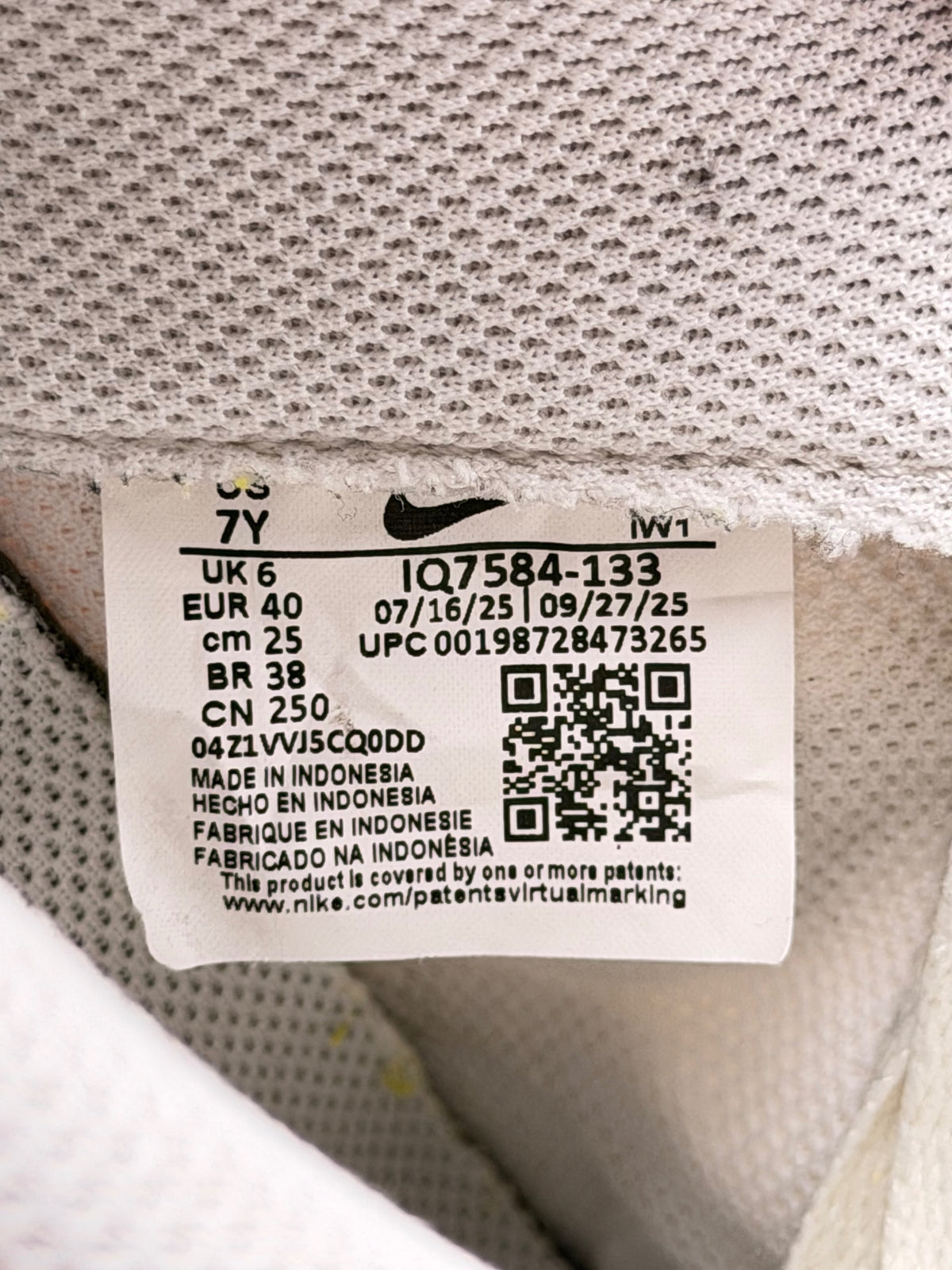 Nike Air Force 1 Low, buty sportowe damskie w bardzo dobrym stanie rozmiar 40, etykieta z kodem modelu IQ7584-133