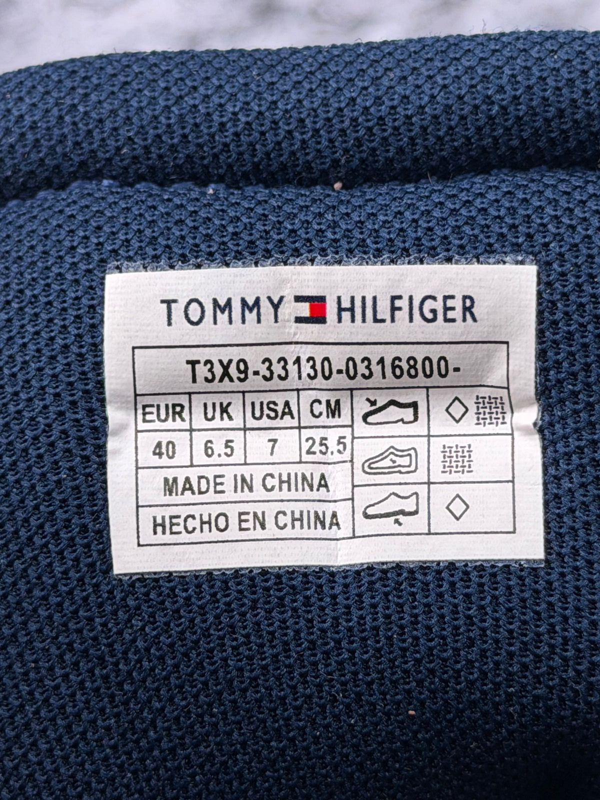 Tommy Hilfiger Flag Low Cut, buty sportowe damskie w dobrym stanie rozmiar 40, etykieta z kodem modelu T3X9-33130-0316800