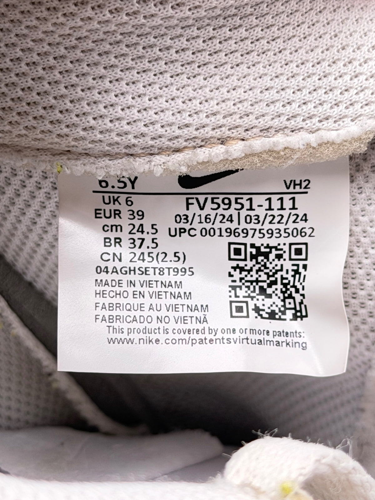Nike Air Force 1 Low Triple White, buty sportowe damskie w bardzo dobrym stanie rozmiar 39, etykieta z kodem modelu FV5951-111