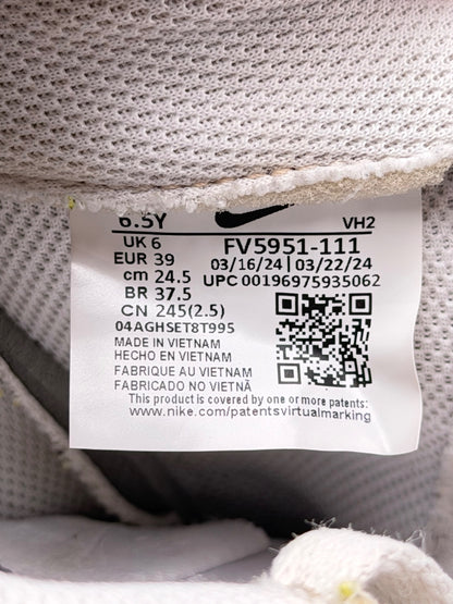 Nike Air Force 1 Low Triple White, buty sportowe damskie w bardzo dobrym stanie rozmiar 39, etykieta z kodem modelu FV5951-111