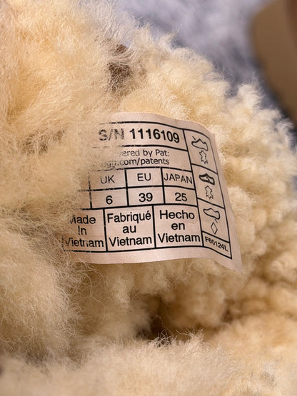 UGG Classic Ultra Mini, śniegowce damskie w bardzo dobrym stanie rozmiar 39, etykieta z kodem modelu S/N1116109