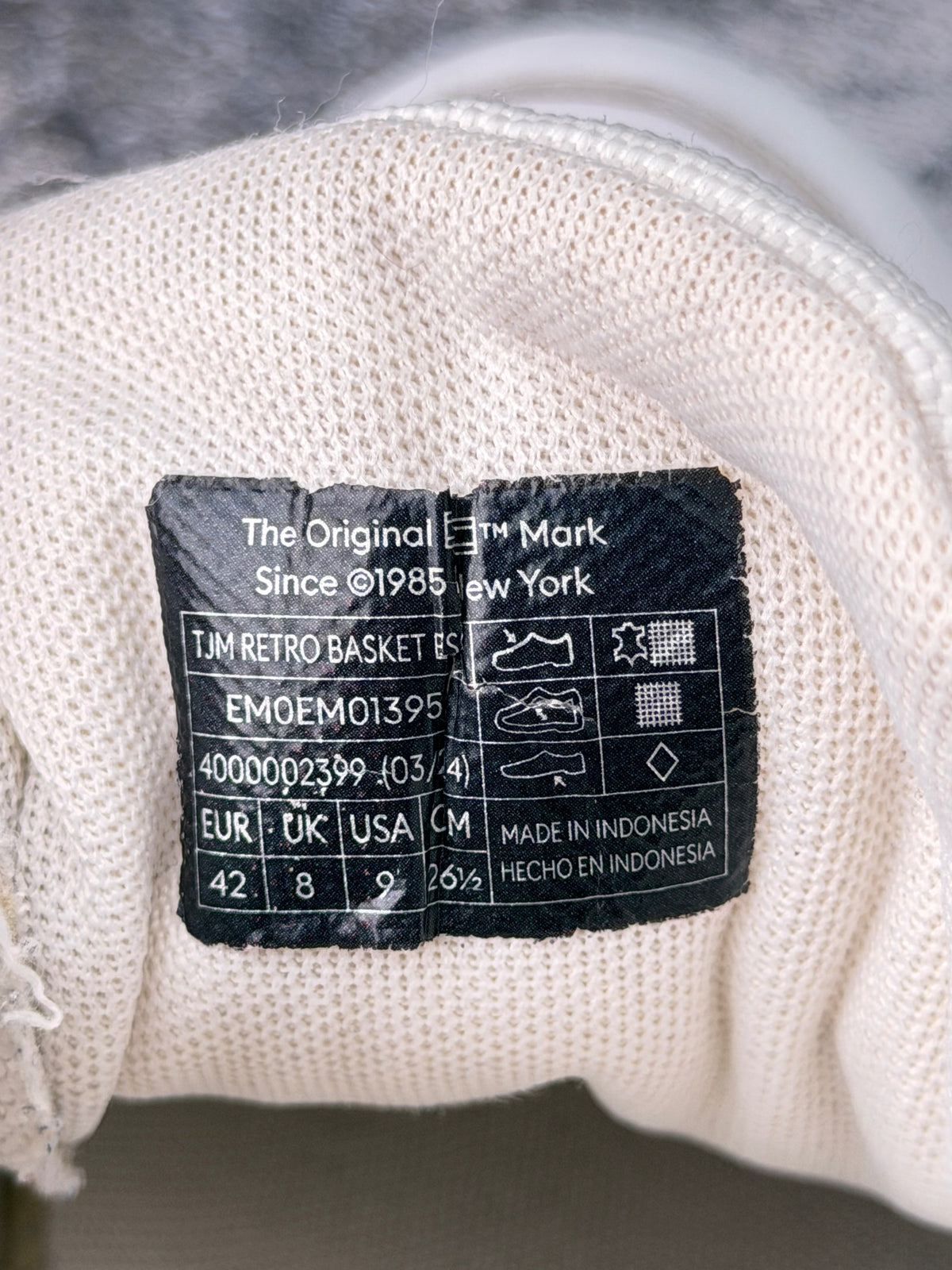 Tommy Hilfiger Retro Basket, buty sportowe męskie w bardzo dobrym stanie rozmiar 42, etykieta z kodem modelu EM0EM01395