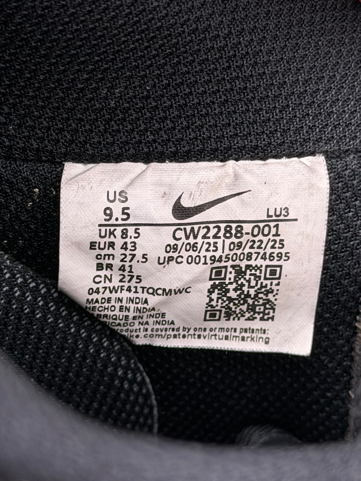 Nike Air Force 1 Low Triple Black, buty sportowe męskie w bardzo dobrym stanie rozmiar 43, etykieta z kodem modelu CW2288-001