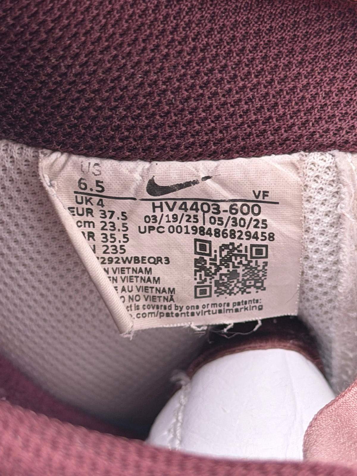 Nike Air Force 1 Low Burgundy, buty sportowe damskie w bardzo dobrym stanie rozmiar 37.5, etykieta z kodem modelu HV4403-600