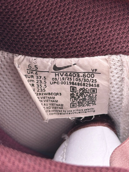 Nike Air Force 1 Low Burgundy, buty sportowe damskie w bardzo dobrym stanie rozmiar 37.5, etykieta z kodem modelu HV4403-600