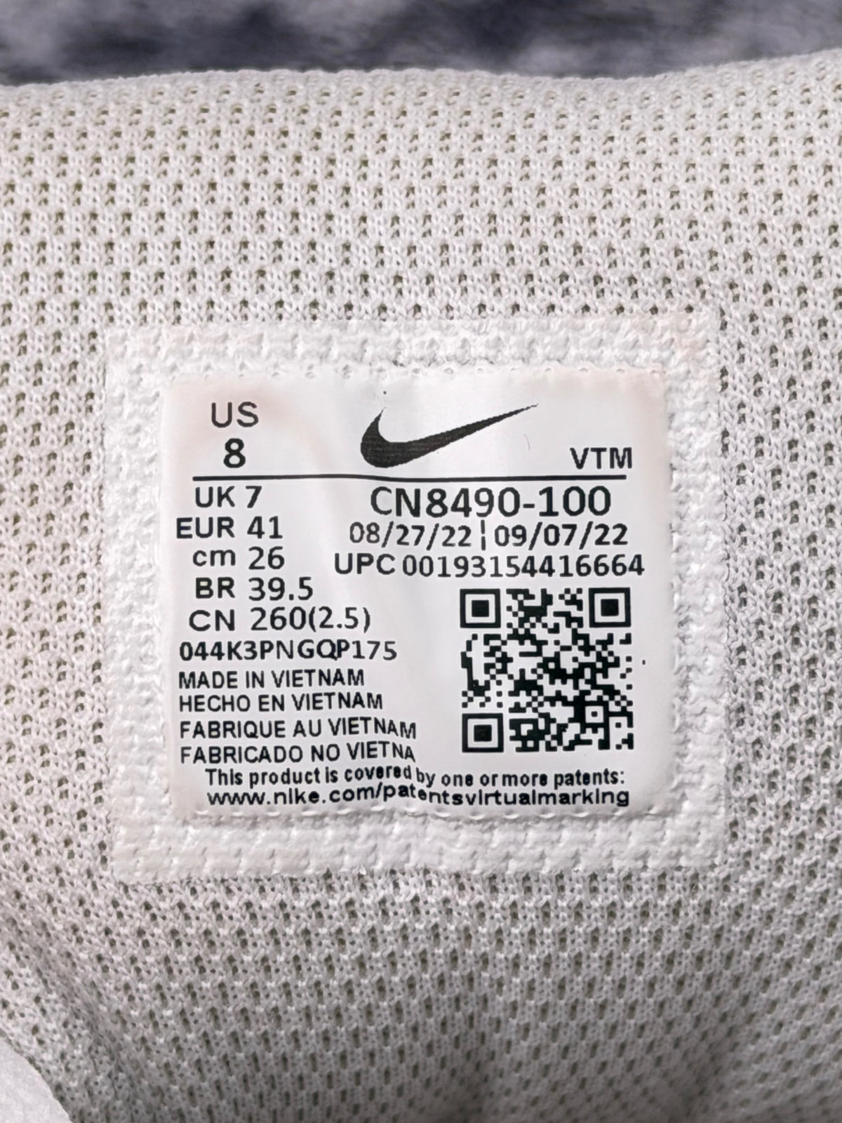 Nike Air Max 90 Triple White, buty sportowe męskie w bardzo dobrym stanie rozmiar 41, etykieta z kodem modelu CN8490-100