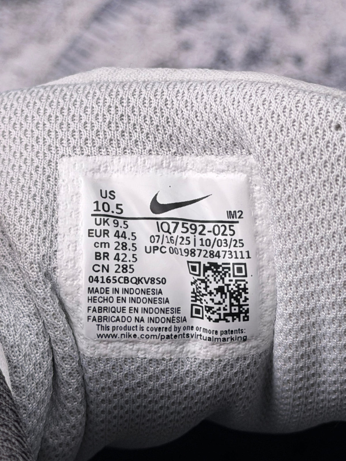 Nike Air Max Moto 2K, buty sportowe męskie w bardzo dobrym stanie rozmiar 44.5, etykieta z kodem modelu IQ7592-025