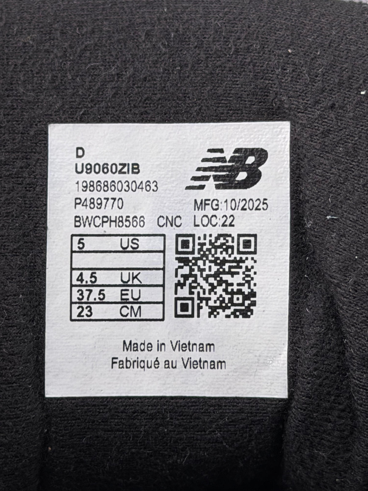 New Balance 9060, buty sportowe damskie w bardzo dobrym stanie rozmiar 37.5, etykieta z kodem modelu U9060ZIB