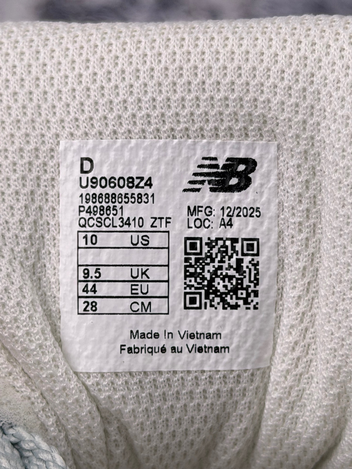 New Balance 9060, buty sportowe męskie w bardzo dobrym stanie rozmiar 44, etykieta z kodem modelu U90608Z4