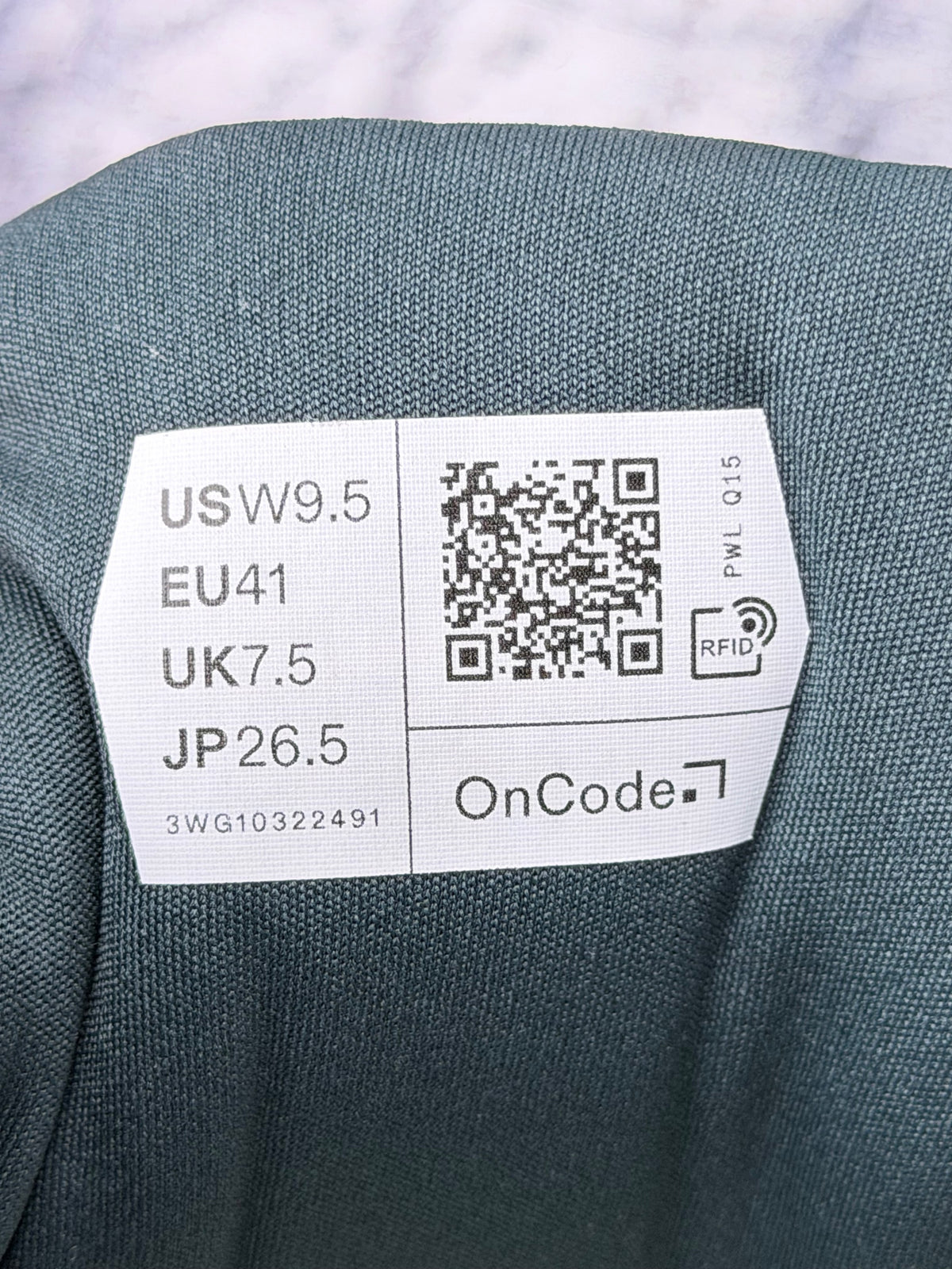 On THE ROGER Wildcard 1 W, buty sportowe męskie w bardzo dobrym stanie rozmiar 41, etykieta z kodem modelu 3WG10322491