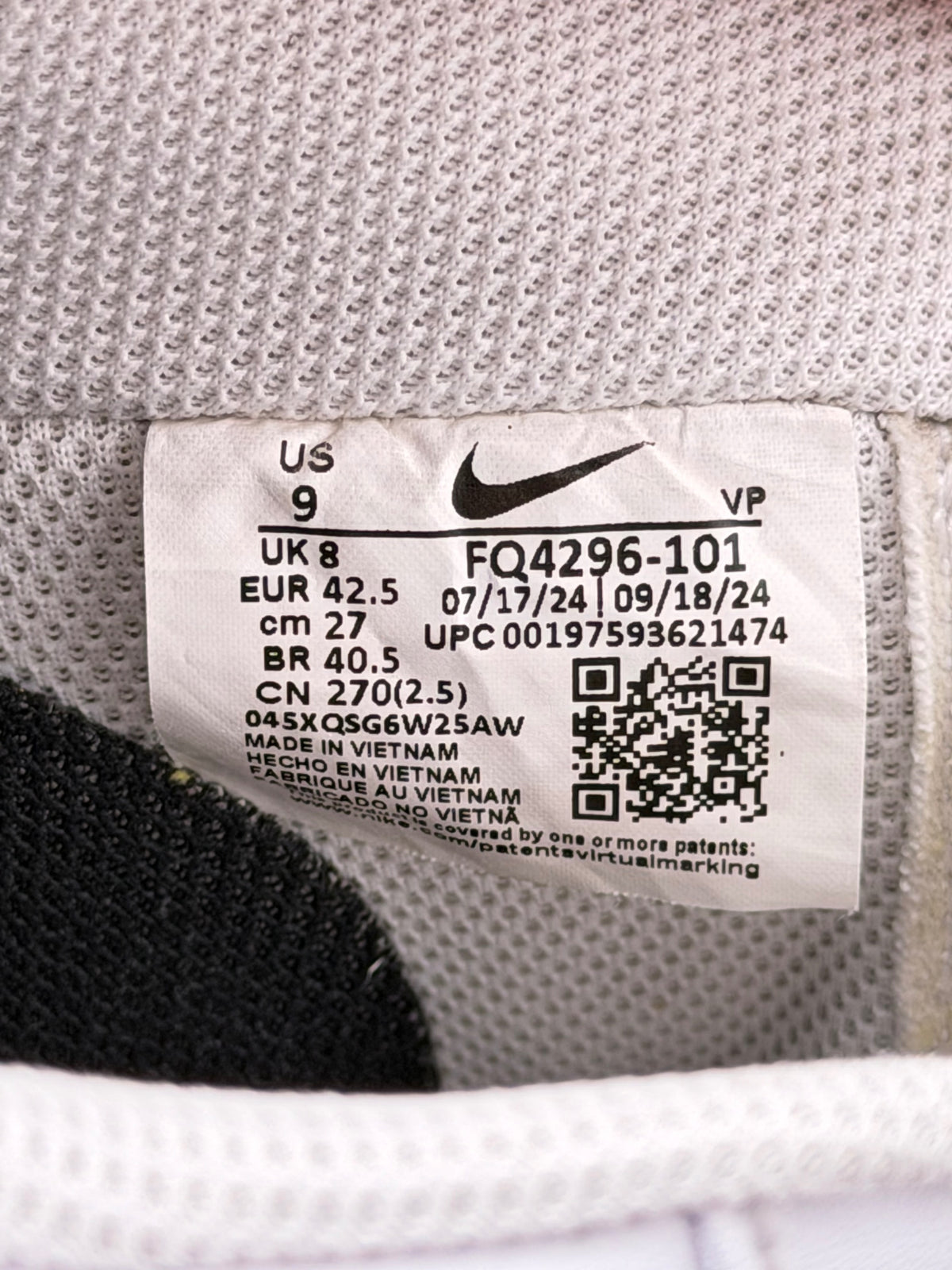 Nike Air Force 1 Low White/Black, buty sportowe męskie w bardzo dobrym stanie rozmiar 42.5, etykieta z kodem modelu FQ4296-101