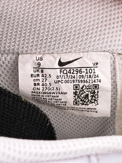 Nike Air Force 1 Low White/Black, buty sportowe męskie w bardzo dobrym stanie rozmiar 42.5, etykieta z kodem modelu FQ4296-101