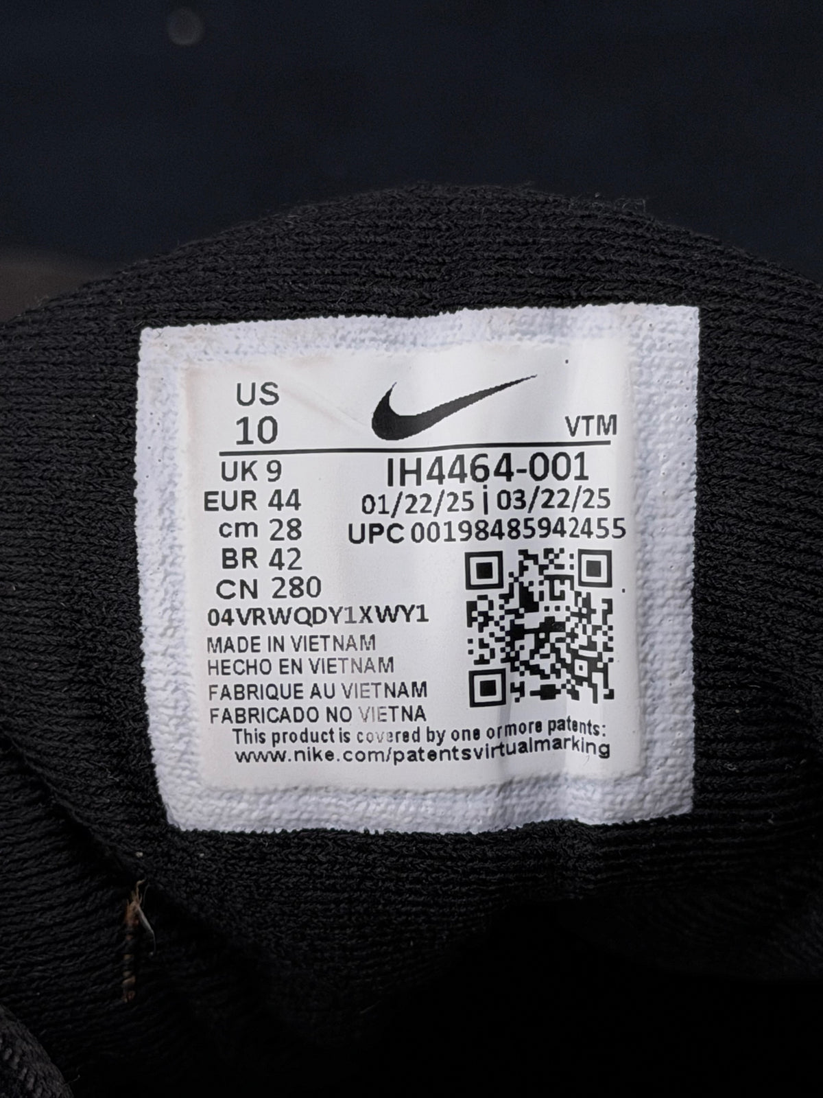Nike Air Max DN8, buty sportowe męskie w bardzo dobrym stanie rozmiar 44, etykieta z kodem modelu IH4466-001