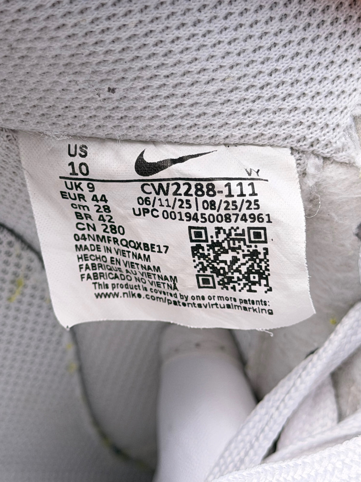 Nike Air Force 1 Low Triple White, buty sportowe męskie w bardzo dobrym stanie rozmiar 44, etykieta z kodem modelu CW2288-111