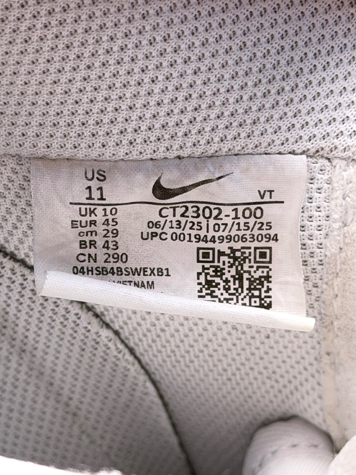 Nike Air Force 1 Low White/Black, buty sportowe męskie w bardzo dobrym stanie rozmiar 45, etykieta z kodem modelu CT2302-100