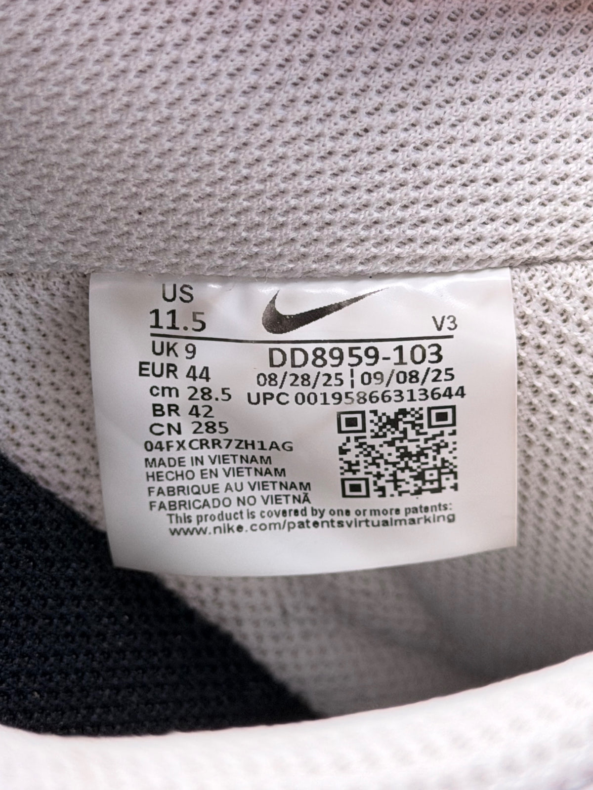 Nike Air Force 1 '07 Low, buty sportowe męskie w dobrym stanie rozmiar 44, etykieta z kodem modelu DD8959-103