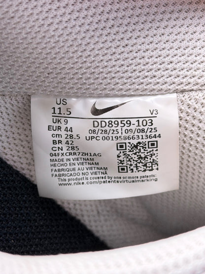 Nike Air Force 1 '07 Low, buty sportowe męskie w dobrym stanie rozmiar 44, etykieta z kodem modelu DD8959-103