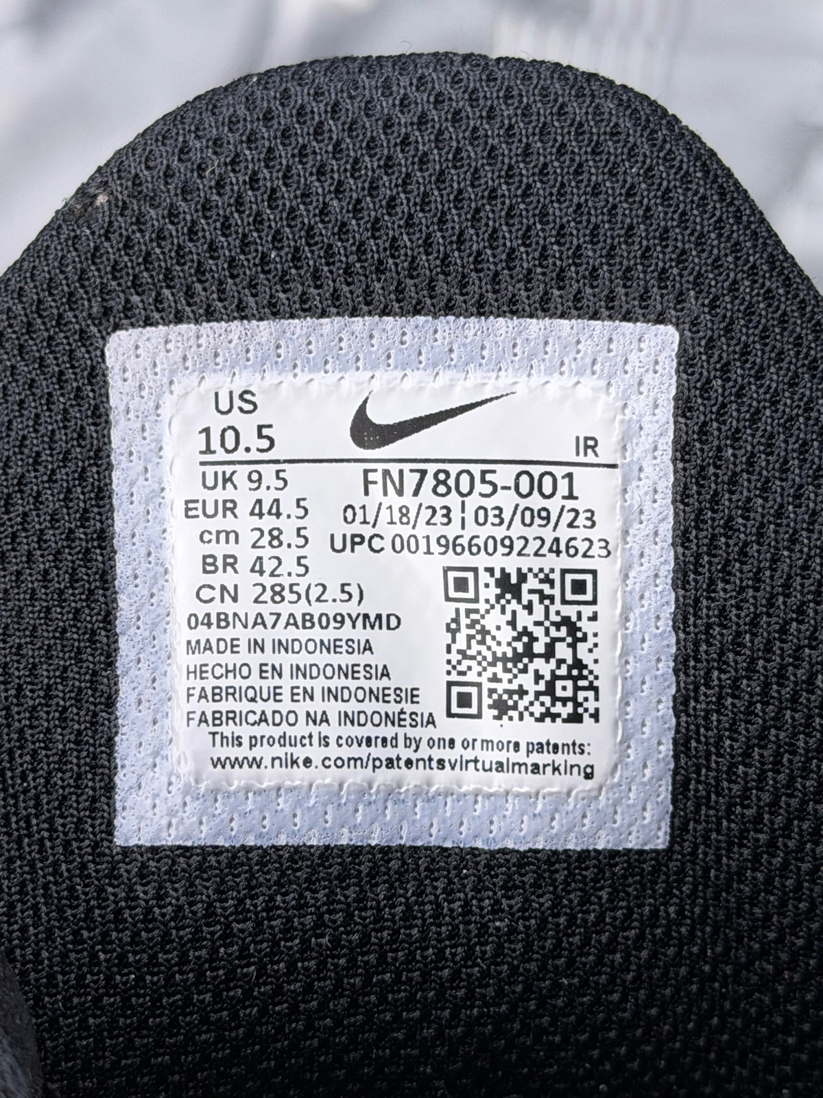 Nike Air Max Plus Spider-Man, buty sportowe męskie w bardzo dobrym stanie rozmiar 44.5, etykieta z kodem modelu FN7805-001