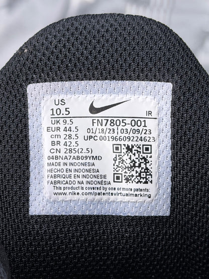 Nike Air Max Plus Spider-Man, buty sportowe męskie w bardzo dobrym stanie rozmiar 44.5, etykieta z kodem modelu FN7805-001