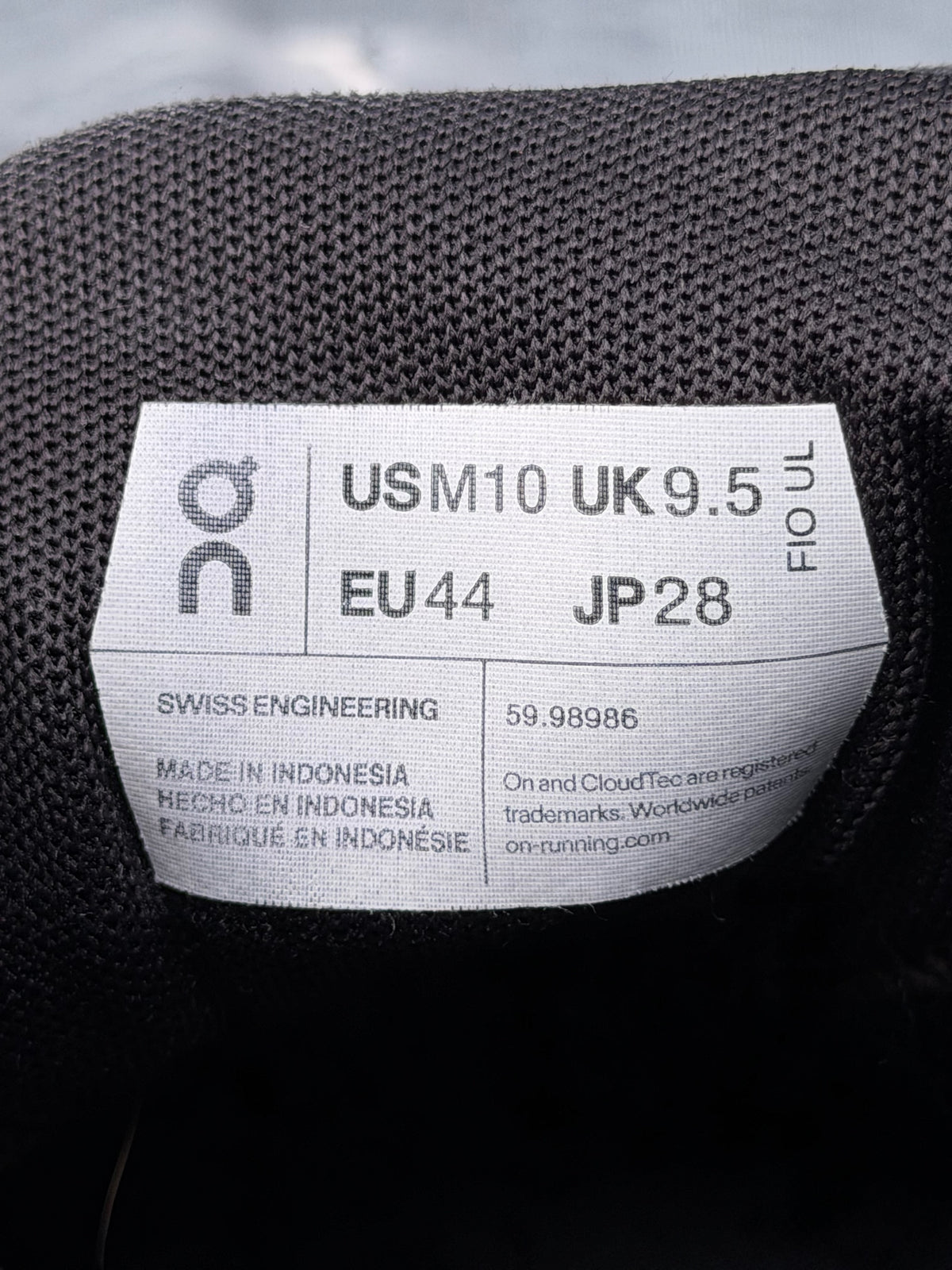 On Cloud 5 All Black, buty sportowe męskie w bardzo dobrym stanie rozmiar 44, etykieta z kodem modelu 59.98986