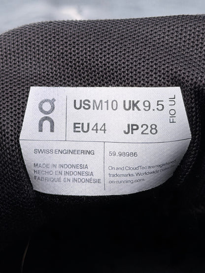 On Cloud 5 All Black, buty sportowe męskie w bardzo dobrym stanie rozmiar 44, etykieta z kodem modelu 59.98986