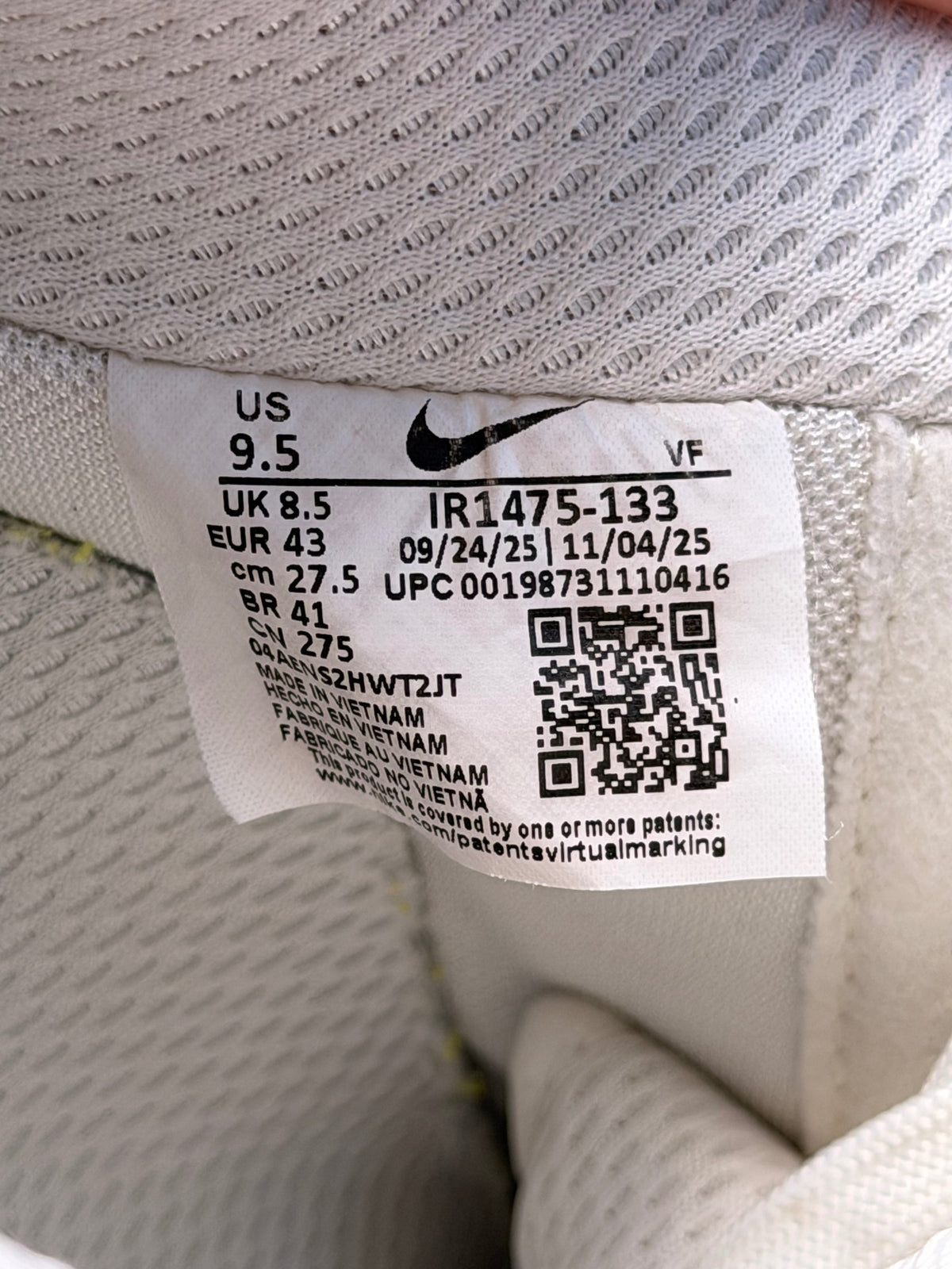 Nike Air Force 1 '07 LV8, buty sportowe męskie w bardzo dobrym stanie rozmiar 43, etykieta z kodem modelu IR1475-133